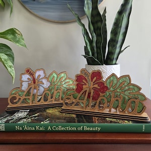 Letrero de hibisco hawaiano Aloha, placa de escritorio, estantería, mini letrero, decoración de bar, madera auténtica, hecho a mano, estilo de vida isleño, caja de regalo incluida