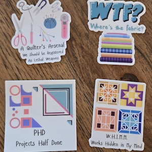 Pegatinas de acolchado, regalo para costurera, calcomanía divertida de vinilo impermeable para caja de proyecto de computadora portátil o decoración de máquina de coser, regalo moderno y colorido para acolchadora