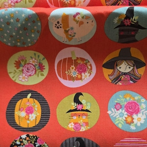 Tela acolchada de Halloween: Gatos negros, brujas y calabazas - Tela de algodón Poppie de corte redondo y fácil de coser, diseño juvenil naranja para otoño.