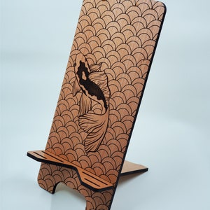Suporte para celular Sashiko Koi Fish Suporte de madeira para mesa Decoração para escritório em casa com inspiração japonesa Presente para o dia das mães Presente para o dormitório da faculdade dela