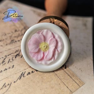 Timbro in ceralacca con fiore di papavero – Sigillo in rilievo floreale per inviti di nozze, journaling e confezioni regalo (25 mm)