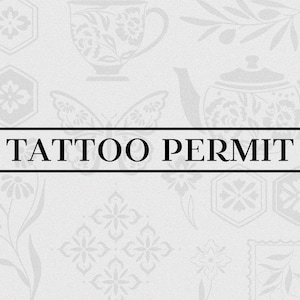 Könnte beinhalten: Ein Schwarzweißbild mit dem Text "TATTOO PERMIT" in einem schwarzen Rechteck. Der Hintergrund zeigt verschiedene florale und geometrische Muster, darunter Schmetterlinge, Teetassen und Blätter.