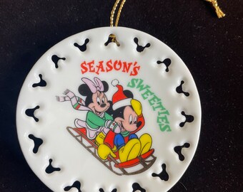 Ozdoba „Myszka Miki i Minnie – sezon na sanki” od ENESCO dla Myszki Miki i spółki