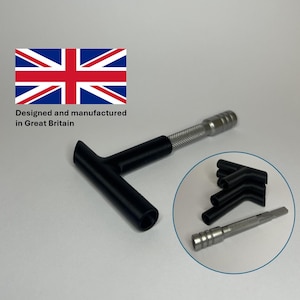 Pode incluir: Uma ferramenta preta com cabo em T com uma pega prateada texturizada e uma pequena imagem embutida de componentes pretos. O texto "Designed and manufactured in Great Britain" é exibido com a bandeira Union Jack.