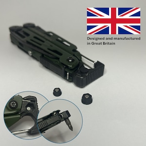 Puede incluir: Una multiherramienta verde oscuro con un mango negro y varios accesorios. También se ven tres pequeñas puntas hexagonales negras. El texto "Designed and manufactured in Great Britain" se muestra junto a la bandera del Reino Unido.