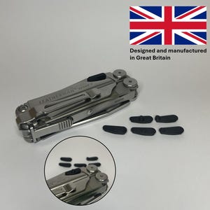 Pode incluir: Um conjunto de três canecas de cerâmica com acabamento fosco e salpicado. Cada caneca apresenta uma cor diferente: azul claro, creme e cinza. As canecas têm um design simples e moderno com formato arredondado e uma alça confortável.