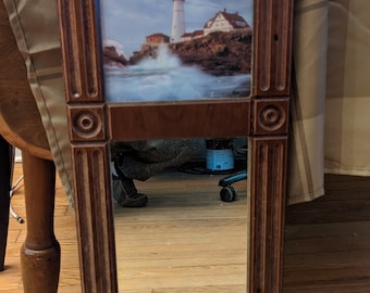 Specchio federale antico dipinto al contrario con legno massello intagliato in stile Eastlake