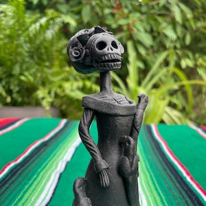 Elegant Barro Negro Catrina Frida  with Parrots / Dia de los Muertos Catrina Frida con Cotorros / Loras  / Day of the Dead Catrina. Delicate
