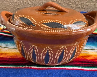 3.25 qt Beautiful Mexican handmade cazuela with lid/ pot / hand painted terra-cotta/clay/ barro Bean pot / lemon color