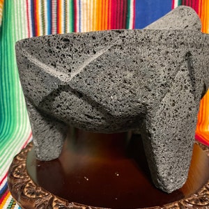 Stone mortar and pestle. Molcajete volcanic rock. Hand carved bow designs. Guacamole bowl Herb grinding tool / Father’s Day gift / Dad