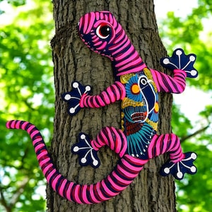 Large Hand Painted Salamander, Mexican Folk Art  / Gecko / Lizard . Wall Décor.  Colorful hand painted clay figurine. Matte.  Wall Art
