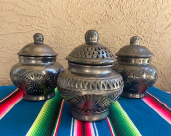 Beautiful Handmade Barro Negro Vase / clay urn / sugar bowl Made in Mexico. Black Clay. Oaxaca