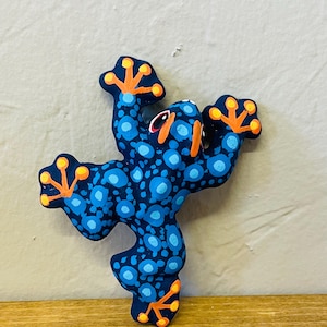 Mini Matte Tree Frog / Mexican Folk Art Hand Painted  Suction Feet Frog . Wall Décor.  Colorful hand painted clay figurine. Matte