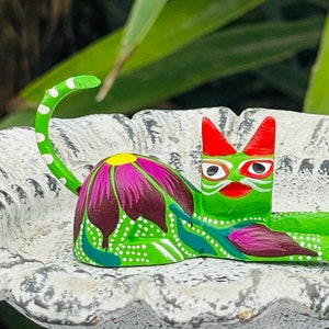 Alebrije Small Delicate Cat  Oaxaca Mexico Folk Art,  Original Wood Sculpture, Carved Animal, Unique Gift,  Home Décor,  Hecho en Mexico