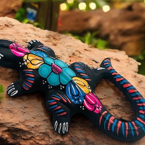 Large Hand Painted Iguana / Lizard . Mexican Folk Art Wall Décor.  Colorful hand painted clay figurine. Matte
