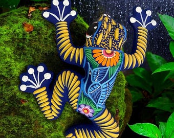 Matte Tree Frog / Mexican Folk Art Hand Painted  Suction Feet Frog . Wall Décor.  Colorful hand painted clay figurine. Matte