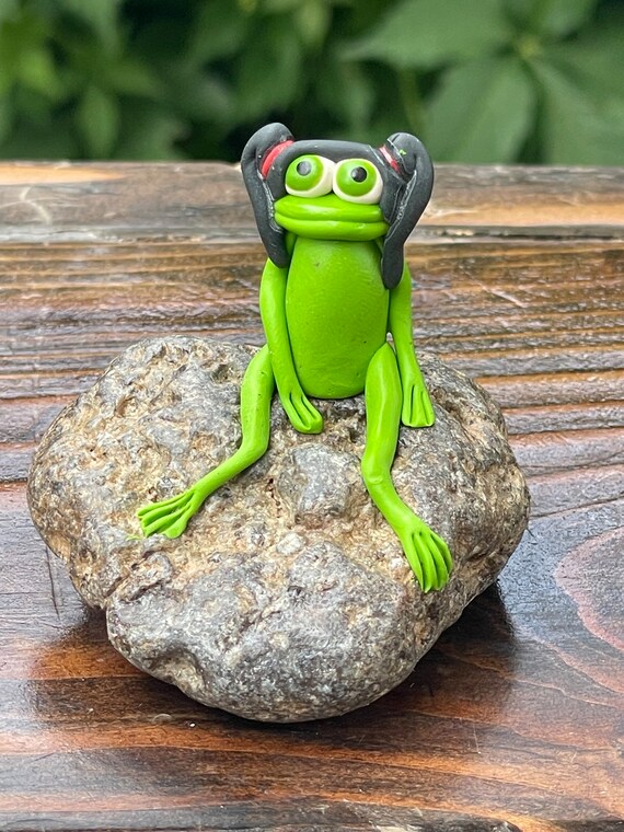 Figurina Da Giardino Delle Fate In Resina | Rana Che Legge Su Una Roccia | Colore Verde | Statuetta In Miniatura Per Terrario E Decorazione Casa