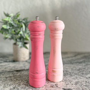 Le Creuset Contemporary Natural Pink Salt & Pepper Mills- Set of 2