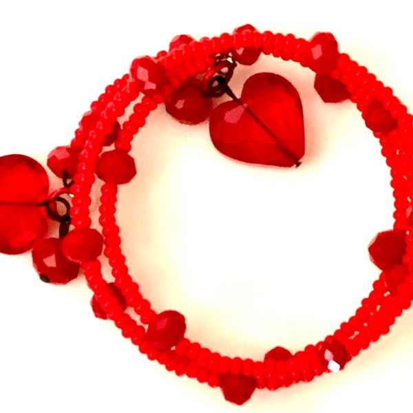 Bracelet enroulé en fil à mémoire de forme avec cristaux rouges opaques et perles de verre en forme de cœur