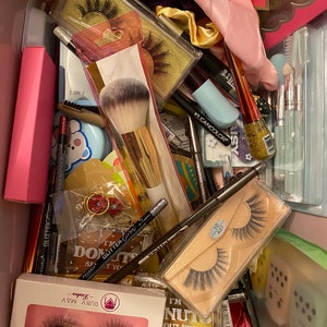 Makeup mystery scoop, beauty scoop, makeup scoop, lipgloss scoop, mystery scoop,  makeup, beauty, lipgloss, eyeshadow, mascara, lashes