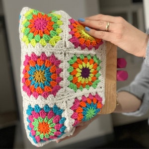Clutch vintage de crochet con motivos Grandma Square en color marfil, bolso de crochet forrado con cierre de beso, elegante y con estilo, regalo para el día de la madre