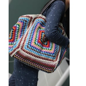 Bolso tote de crochet XL: bolso de fin de semana hecho a mano, bolso de playa cuadrado para abuela, bolso grande de viaje, regalo estilo bohemio para ella, regalo único hecho a mano.