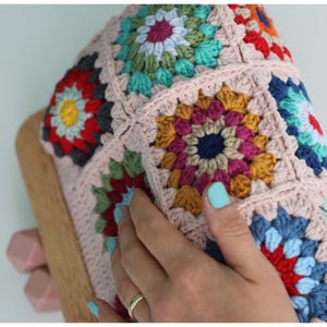 Cartera de crochet vintage grannysquare con cierre de madera, monedero de crochet con cierre de beso, bolso de crochet color crema, bolso de noche, correa de cuero, regalo para el día de la madre