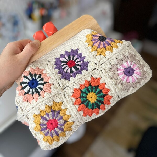 crochet vintage grannysquare clutch with wooden clasp, crochet purse kiss lock cream crochet bag evening bag, leather strap,mothers day gift