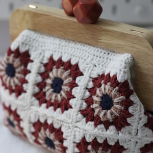 Clutch vintage de crochet con cierre de madera, bolso de crochet con cierre de beso color crema, bolso de noche de crochet, correa de cuero, regalo para el día de la madre