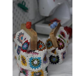 Clutch vintage de crochet con cierre de madera, bolso de crochet con cierre de beso color crema, bolso de noche de crochet, correa de cuero, regalo para el día de la madre
