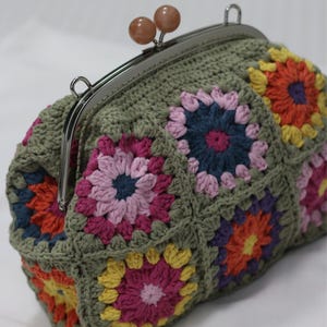 Clutch vintage de abuela de crochet cuadrado con cierre de madera, bolso de crochet con cierre de beso color crema, bolso de noche de crochet, correa de cuero, regalo para el Día de la Madre