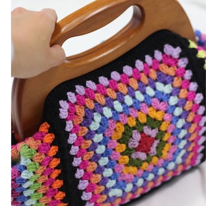 Clutch vintage de crochet estilo abuela, cuadrado, negro, con cierre de madera, monedero de crochet con cierre de beso, bolso de noche de crochet con correa de cuero, bolso de mano estilo abuela.
