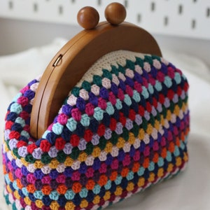 Bolso de crochet con cierre de abuela en color crema - Clutch de madera con cierre de beso, forrado con correa ajustable, regalo para el día de la madre, bolso cuadrado de crochet para abuela
