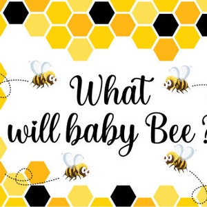 Op de afbeelding: Een witte achtergrond met een honingraatpatroon als rand. De tekst "What will baby bee?" is geschreven in zwarte cursieve letters. Er zijn vier cartoonbijen met zwarte ogen en gele en bruine lichamen die rond de tekst vliegen.