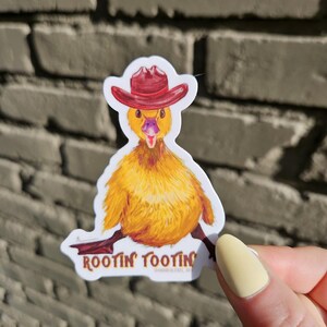 Rootin Tootin Duck Baby Duckling Cappello da cowboy che indossa un pulcino Pollo Carino Disegno Adesivo