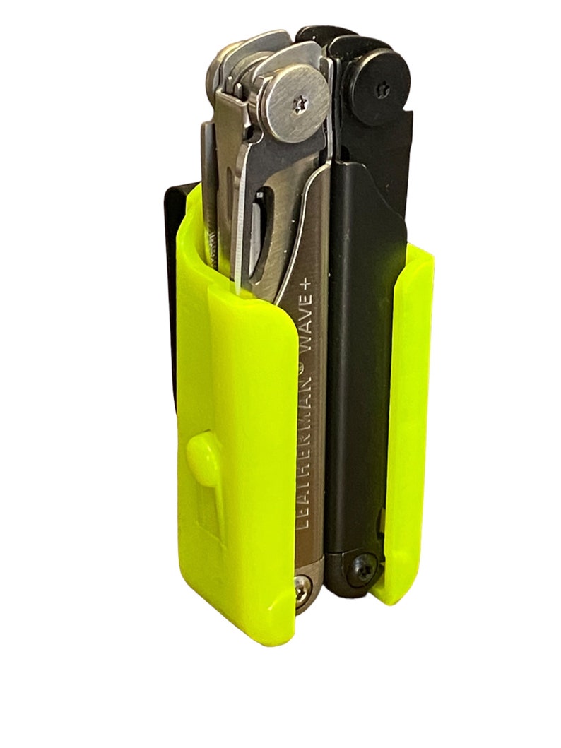 Puede incluir: Una funda amarilla brillante para multiherramientas con una multiherramienta Leatherman Wave+ negra en su interior.