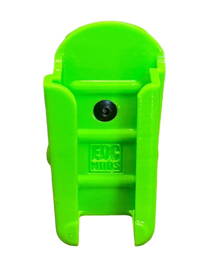 Puede incluir: Un soporte de pared de pl&aacute;stico verde brillante con un agujero para tornillo y el texto "EDC Mods" en relieve en la parte delantera.