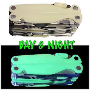 Op de afbeelding: Een multitool met een groen, in het donker lichtend handvat. De tool is gesloten en heeft een verscheidenheid aan gereedschappen, waaronder een mes, een tang en een schroevendraaier. De tekst "DAY & NIGHT" is zichtbaar in de afbeelding.