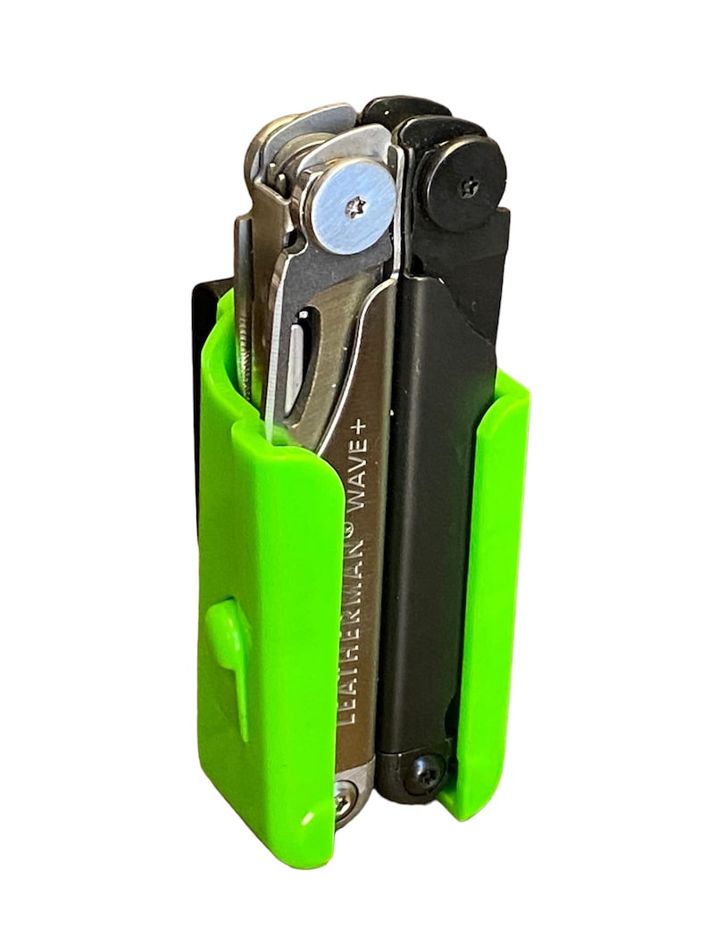 Puede incluir: Un soporte de herramientas multiusos verde con una herramienta multiusos Leatherman Wave+ negra en su interior. El soporte tiene un clip en el lateral para sujetarlo a un cintur&oacute;n o una bolsa.