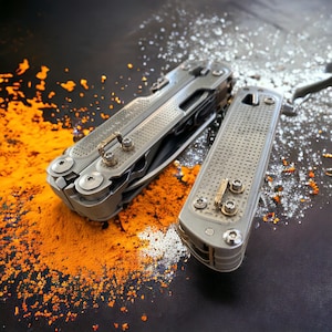 Könnte beinhalten: Zwei silberne Multifunktions-Taschenmesser mit strukturierter Oberfläche. Das größere Messer hat eine Vielzahl von Werkzeugen und ist geöffnet. Das kleinere Messer ist geschlossen und hat ein schlankeres Design.