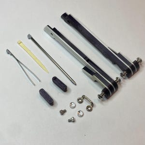 以下が含まれることがあります： 飛行機の模型用の小さな部品の詰め合わせ。黒と白のストライプの部品が2つ、小さな黒い長方形の部品が2つ、小さな金属製のブラケット、小さな金属製のピン、小さな金属製のネジ、小さな金属製のワッシャー、小さな金属製のナット、小さな金属製のロッド、小さな木の棒、小さなピンセットが含まれています。