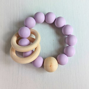 Jouet froissé pour bébé papillon et bracelet hochet assorti en lavande pastels/BPA, colle sans produits chimiques Le cadeau de printemps parfait pour bébé Rattle Bracelet