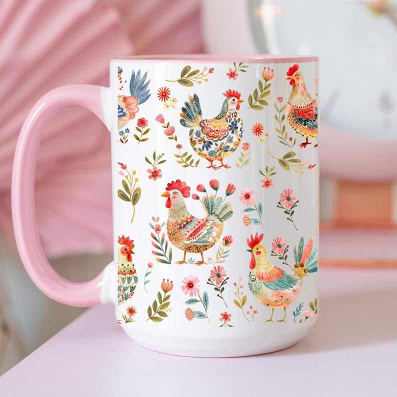 Puede incluir: Taza de cer&aacute;mica blanca con asa y borde rosas. La taza est&aacute; decorada con ilustraciones coloridas de gallinas, flores y follaje. El dise&ntilde;o presenta una variedad de colores, incluyendo rosa, azul, naranja y verde.
