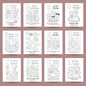 Op de afbeelding: Een verzameling van twaalf zwart-wit kleurplaten, elk met een letter van het alfabet en een bijbels thema. Illustraties omvatten een ark, vissen en Jezus, met bijbehorende bijbelverzen.