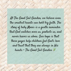 Peut inclure: Un carr&eacute; vert clair avec du texte de "The Good Soil Garden" sur un fond tiss&eacute;. Le texte parle de la foi, de l'histoire de b&eacute;b&eacute; Mo&iuml;se et de l'amour de Dieu pour les enfants.