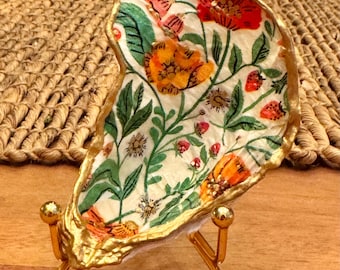 Decoupage and and painted floral boho designon a real oyster shell.  Shown with a 4” gold stand (additional purchase).