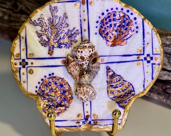Decoupage and hand painted shell/coral pattern on a real flat scallop shell, adorned with add’l real, beachcombed and hand painted shells.