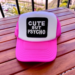 Cute But Psycho Neon Pink Fernlastfahrer-Hut