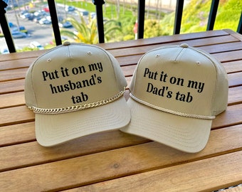 Setzen Sie es auf die Lasche meines Mannes / Vaters Khaki Trucker Hat, verstellbarer Hut, Snapback