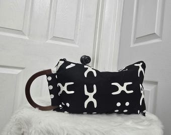 Pochette africaine faite main avec poignée en bois | Porte-monnaie à imprimé africain | Tissu tribal noir et blanc, sac à main au design géométrique, maquillage